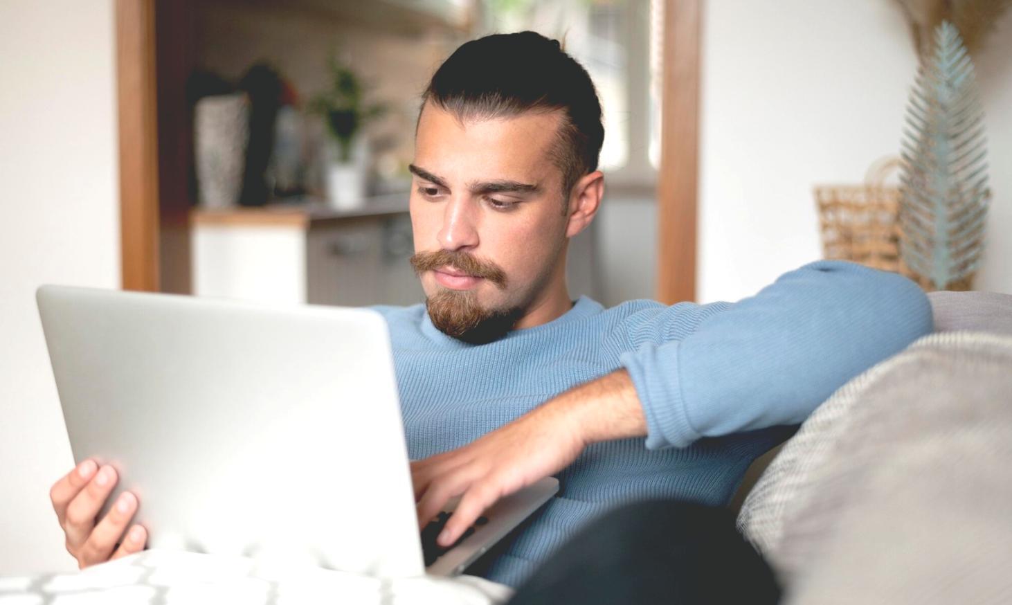 Esperti SEO al lavoro su ottimizzazione on-page