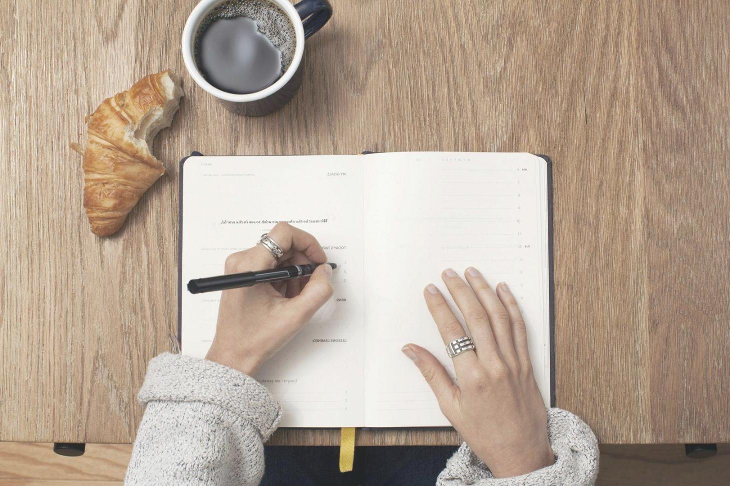 Ambiente di apprendimento collaborativo durante una sessione pratica di ottimizzazione SEO